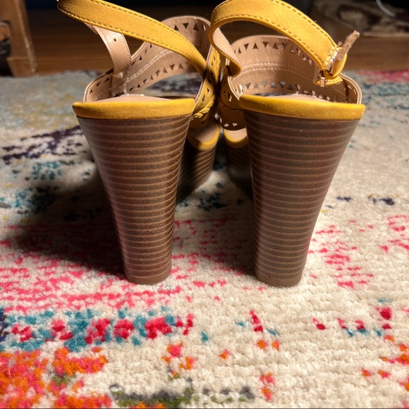 3/$30 🌻 Parker & Sky Mustard Yellow Laser Cut Wedges / Sandals, Size 6 - Picture 4 of 9